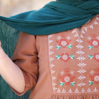 مانتو پیراهن نخی الیاف طبیعی ایران تن پوش مدل پانته آ رنگ قهوه ای شتری نمای نزدیک