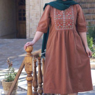 مانتو پیراهن نخی الیاف طبیعی ایران تن پوش مدل پانته آ رنگ قهوه ای شتری نمای دور